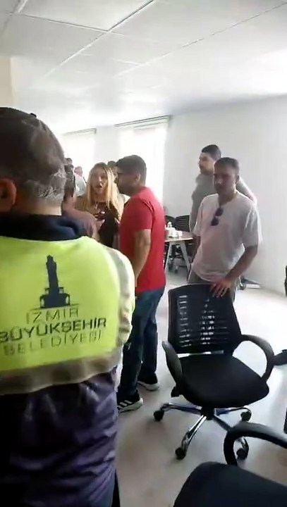 İŞTEN ATILAN İZENERJİ İŞÇİLERİNDEN DİSK'E TEPKİ: BU MESELE ÇÖZÜLENE KADAR BURADAN AYRILMAYACAĞIZ