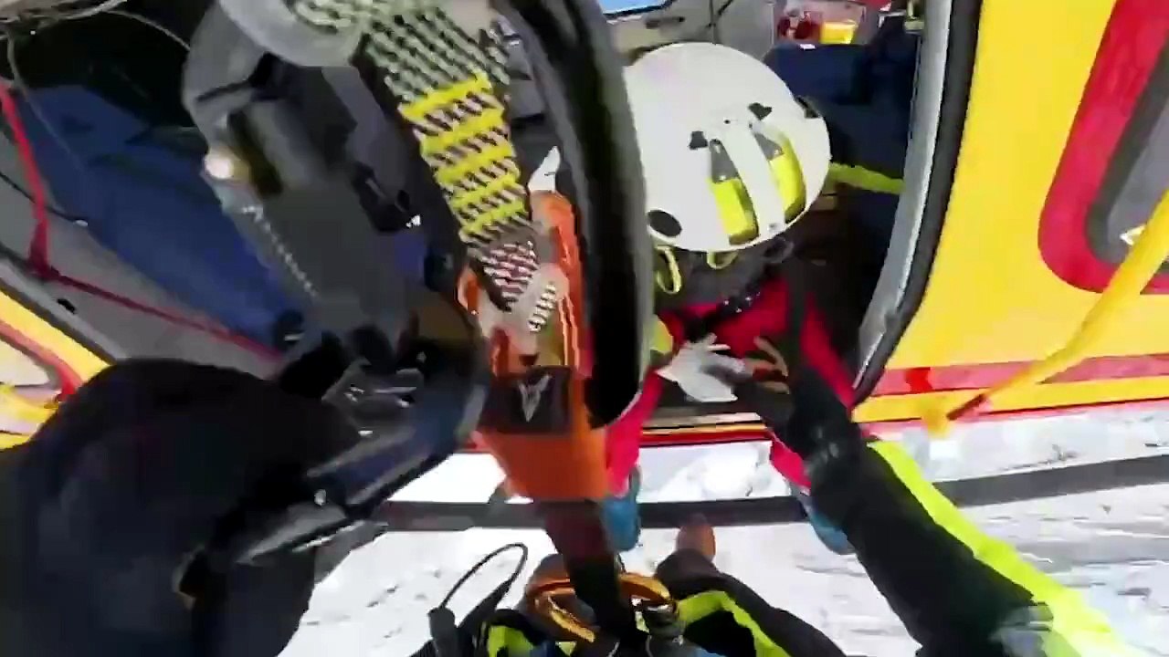 Alpinisti travolti dai sassi, il soccorso in elicottero a Courmayeur