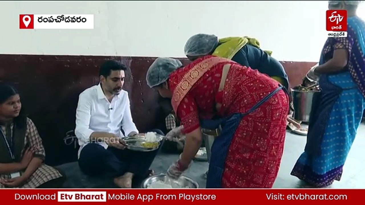 పాఠశాల పిల్లలతో కలిసి మధ్యాహ్న భోజనం తిన్న చంద్రబాబు, లోకేశ్ - నాణ్యతపై ఆరా
