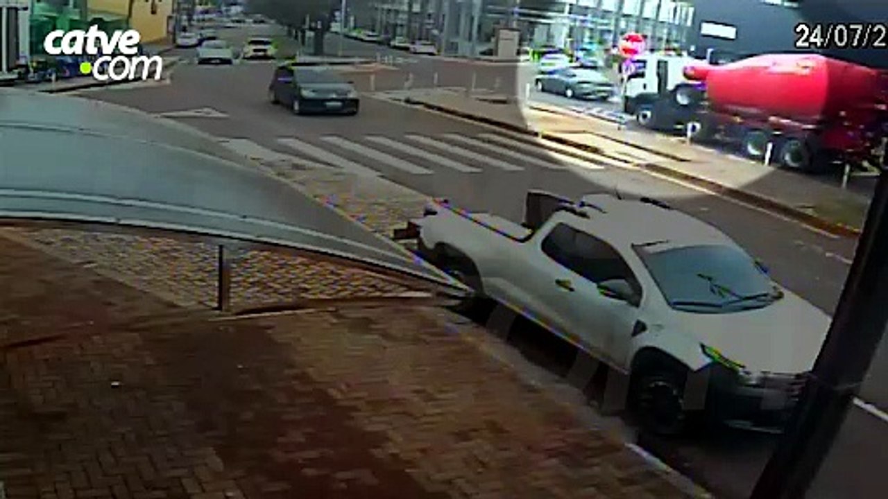 Câmera flagra acidente entre Gol e caminhão na Avenida Piquiri