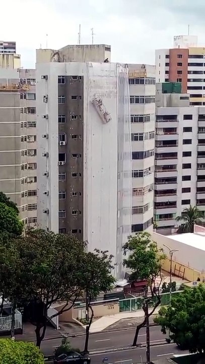 Trabalhadores ficam pendurados em balança suspensa 2026-07-24 at 11.21.09
