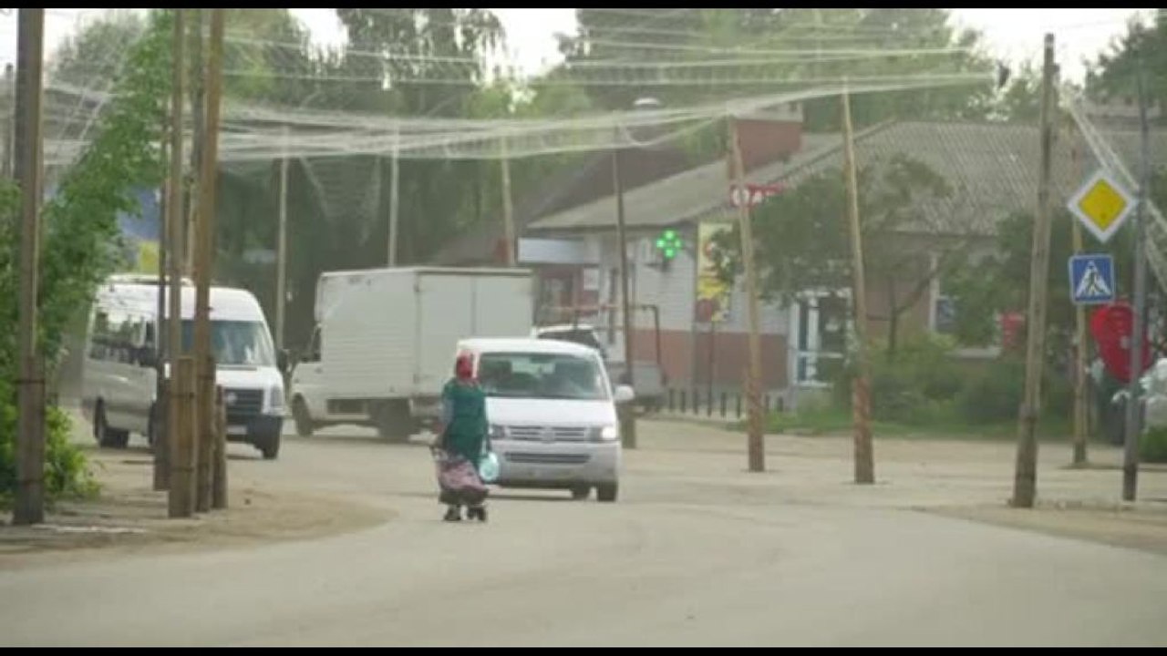 Ucraina, a Izium le strade coperte da reti anti-drone