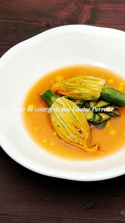Fleur de courgette au tourteau, bouillon de crustacés