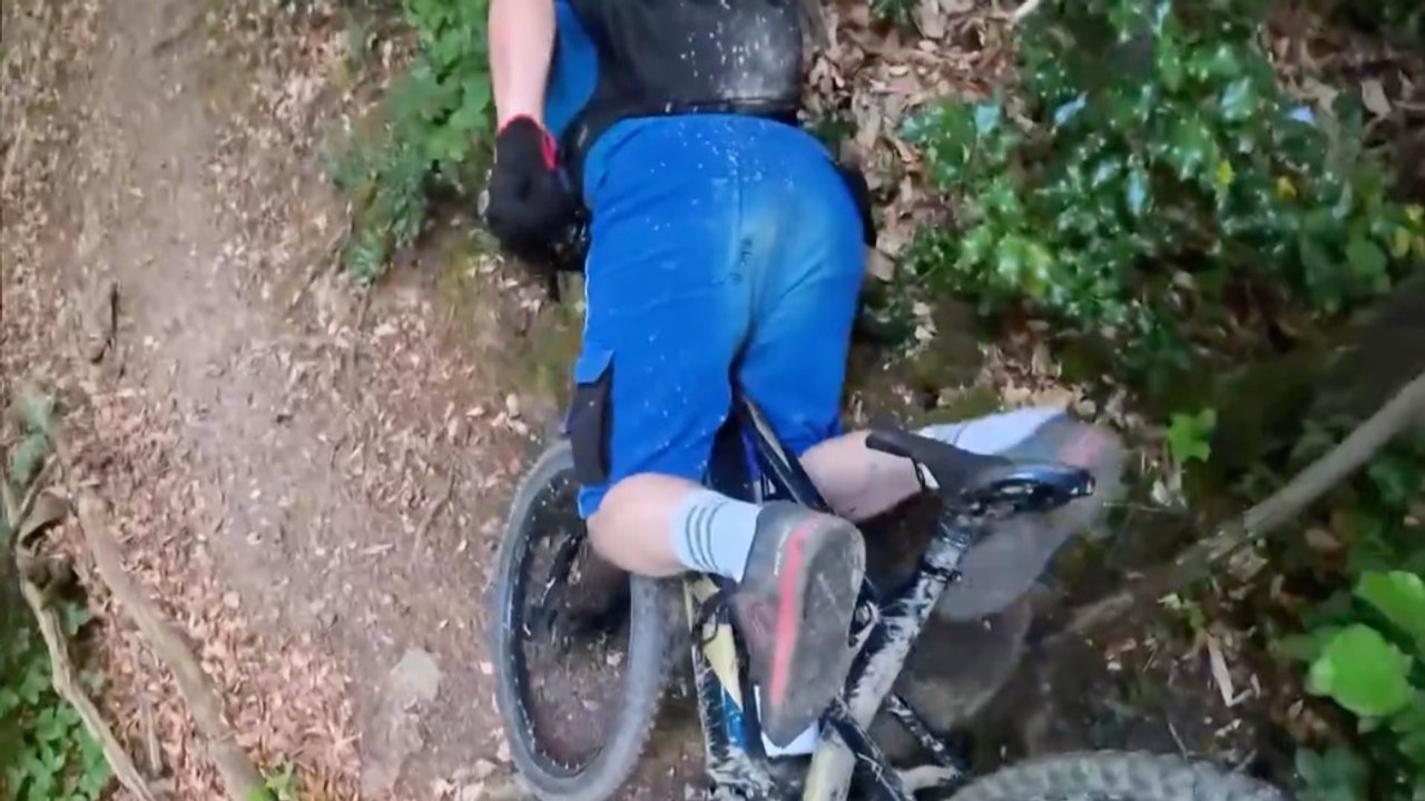 😂 IL S'ÉCLATE PAR TERRE EN VTT ENDURO 😱 #velo...