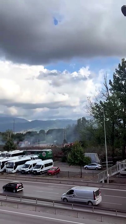 İzmit'in göbeğinde otluk alan cayır cayır yandı! D-100 karayolunda alevlerle mücadele