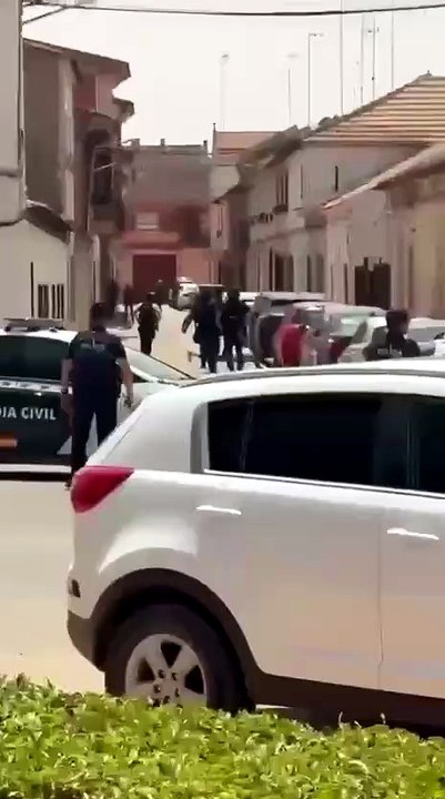 La Guardia Civil entra en la casa del hombre atrincherado en Villarrobledo.