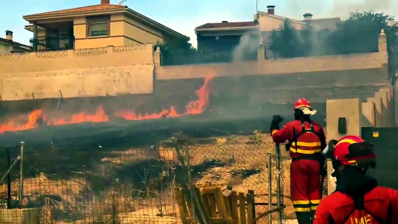 La UME efectúa quemas controladas para frenar el avance del incendio en Navas del Rey.