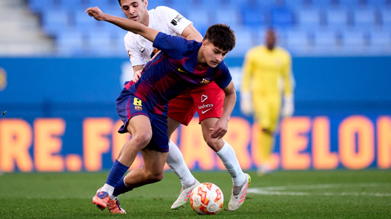 Flick paraliza la salida de un canterano tras la lesión de Frenkie De Jong: "No le temblará el pulso en apostar por La Masía"