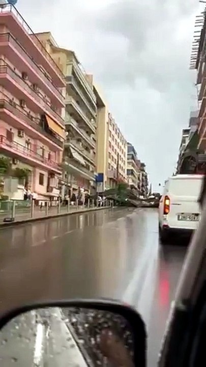 Κατέρρευσε σκαλωσιά πολυκατοικίας από την κακοκαιρία στον Πειραιά