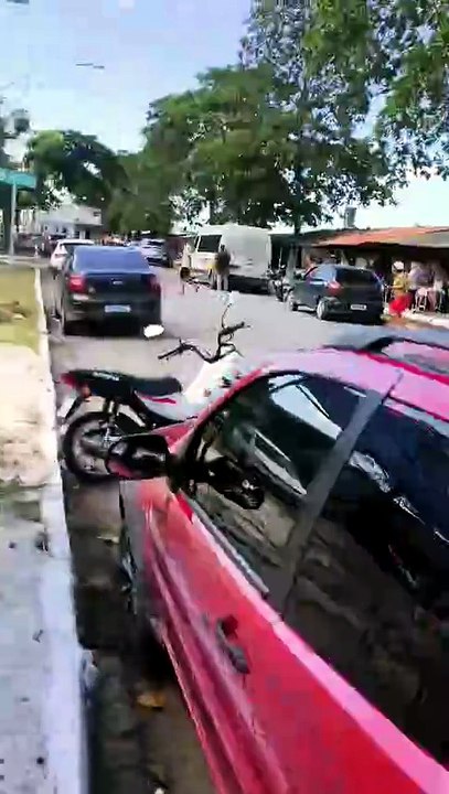 Vídeo registra tiroteio entre policiais e criminosos ao lado do Hospital Universitário