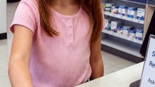 Dziewczynka zjawiła się sama w aptece. To, co chciała kupić, rozczuliło farmaceutę do łez