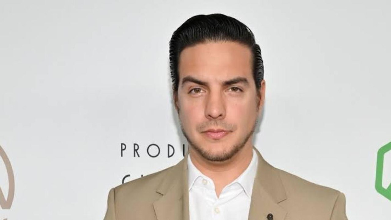 Vadhir Derbez vive incómodo momento tras recibir una "nalgada"
