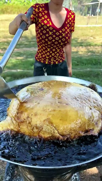 Cooking yummy deep fried cake with chocolate sauce recipe