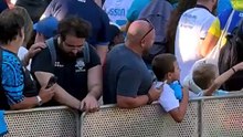 Tutti pazzi per Vergara! Il talento azzurro si ferma a bordocampo per gli autografi