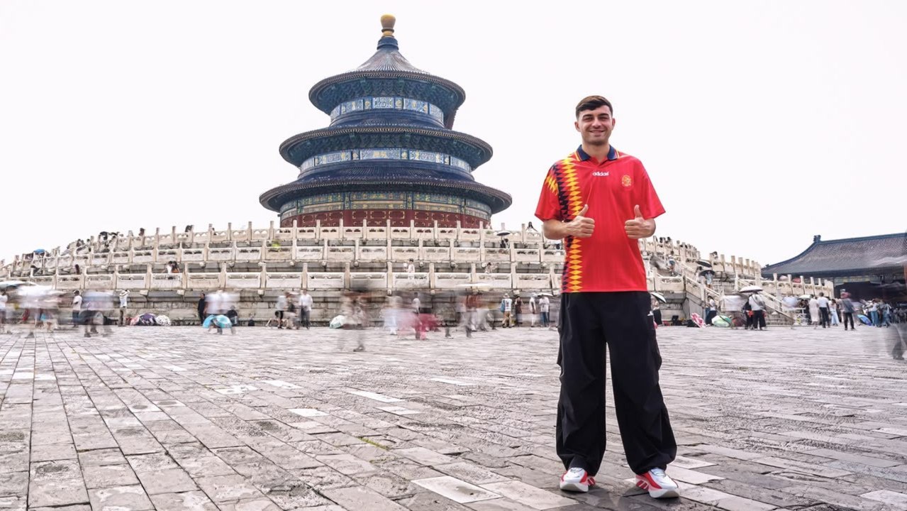 Locura absoluta con Pedri en China