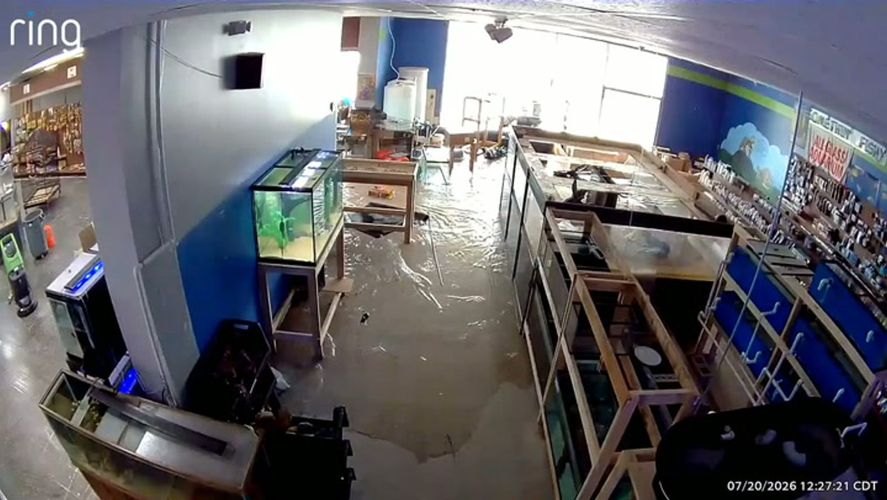 Giant fish tank breaks flooding pet store with 2000 gallons of water
