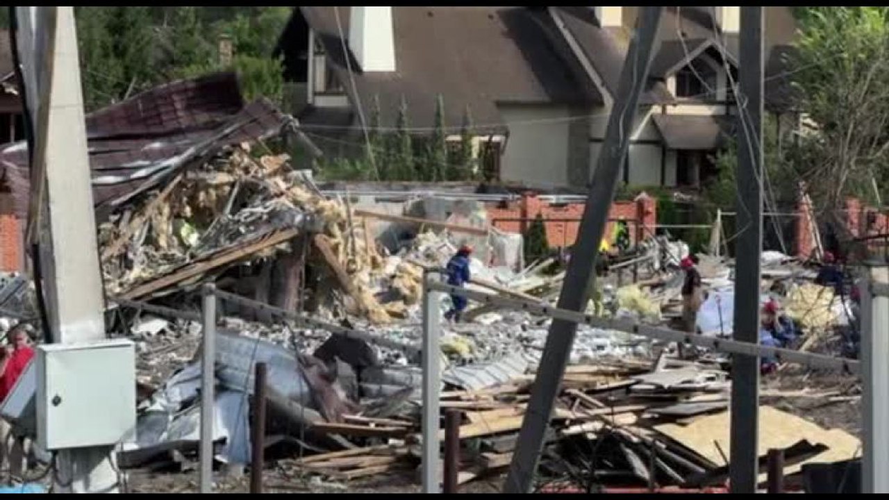 Ucraina, le vittime a terra dopo l'attacco russo vicino a Kiev