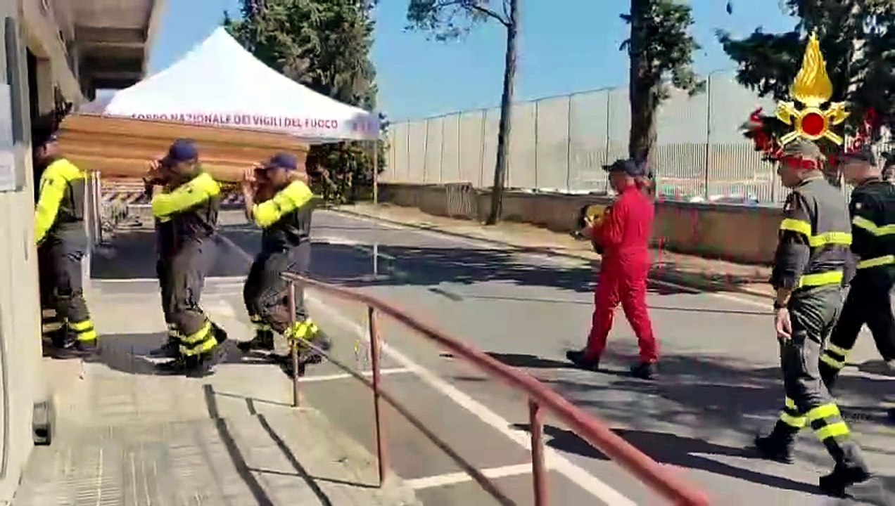 L'ultimo saluto dei Vigili del fuoco a Pietro Isola