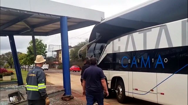 Ônibus que seguia para o RJ destrói ponto de ônibus na Avenida Tancredo Neves