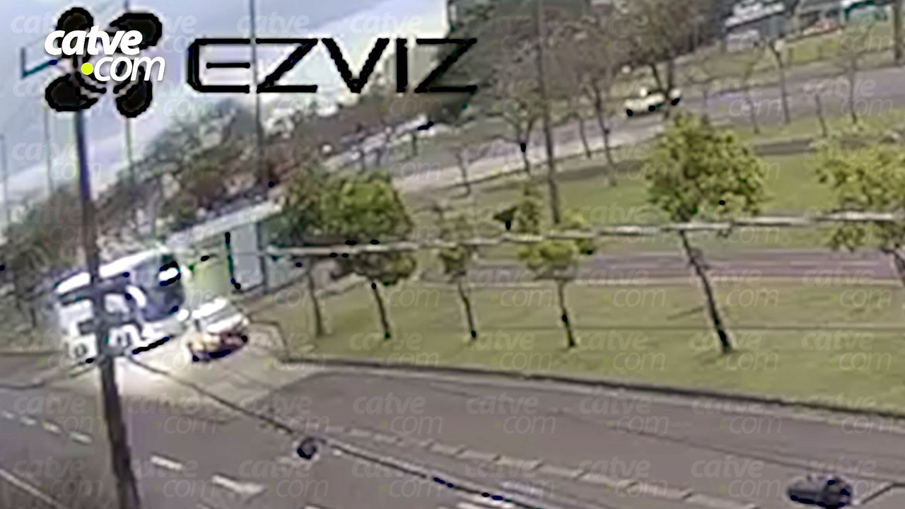 Vídeo: ônibus atinge ponto de ônibus na Avenida...