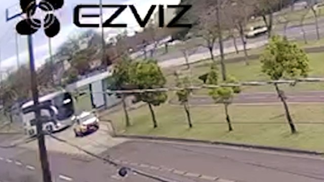Imagem de vídeo explica como ônibus de linha destruiu ponto na Avenida Tancredo Neves