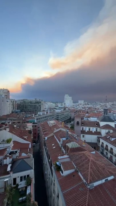 La columna de humo del incendio de Madrid, visible desde la capital