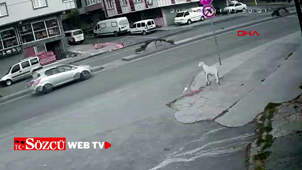 Sultangazi’de orta refüje çarpan otomobil devrildi; kaza kamerada
