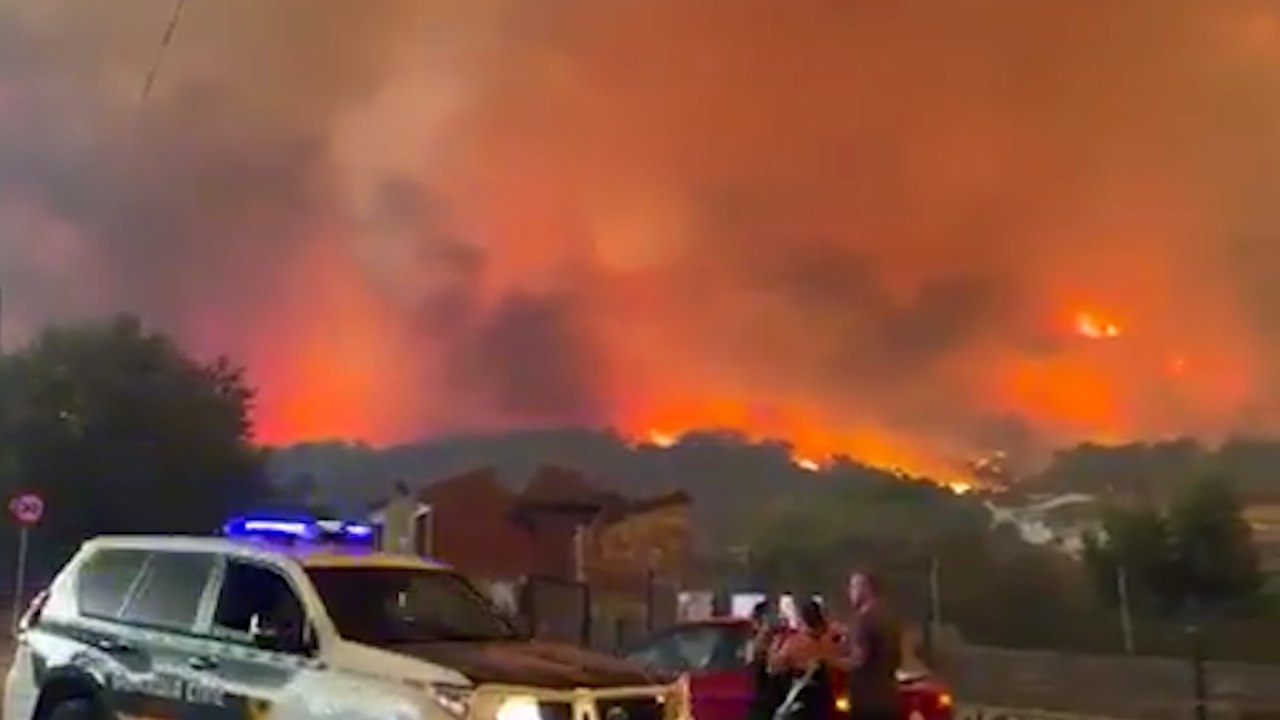 La noche cae sobre la Sierra Oeste de Madrid con el incedio descontrolado y en su punto "álgido"