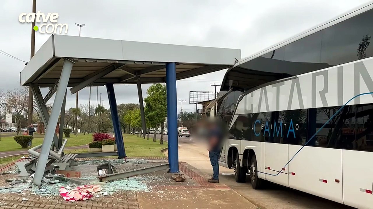 Ônibus destrói ponto após bater em estrutura de terminal em Cascavel