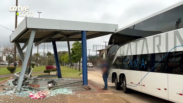 Ônibus destrói ponto após bater em estrutura de terminal em Cascavel