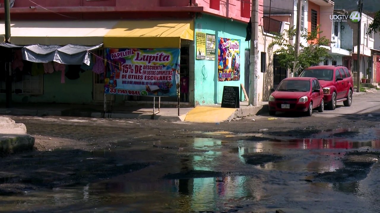 Vecinos de la Carlos Rivera Aceves viven entre aguas negras