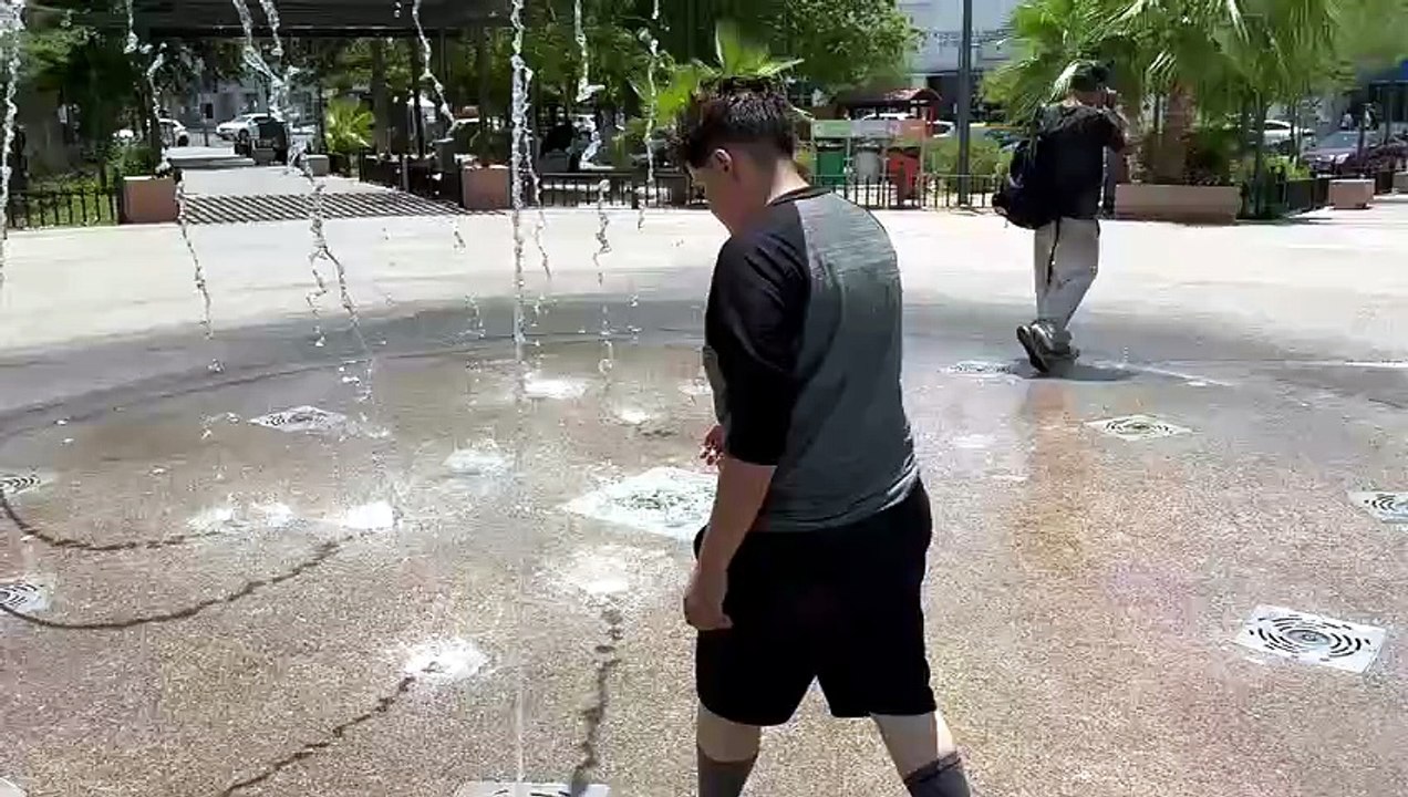 Joven se refresca en fuente del Jardín Juárez