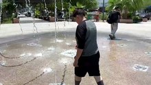 Joven se refresca en fuente del Jardín Juárez