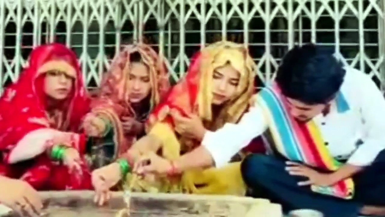 अमरोहा में 3 रीलबाज सगी बहनों ने अपने कैमरामैन से शादी कर ली है.
