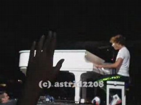 04.06.08 - Mika @ Parc des Princes, Grace Kelly (french)