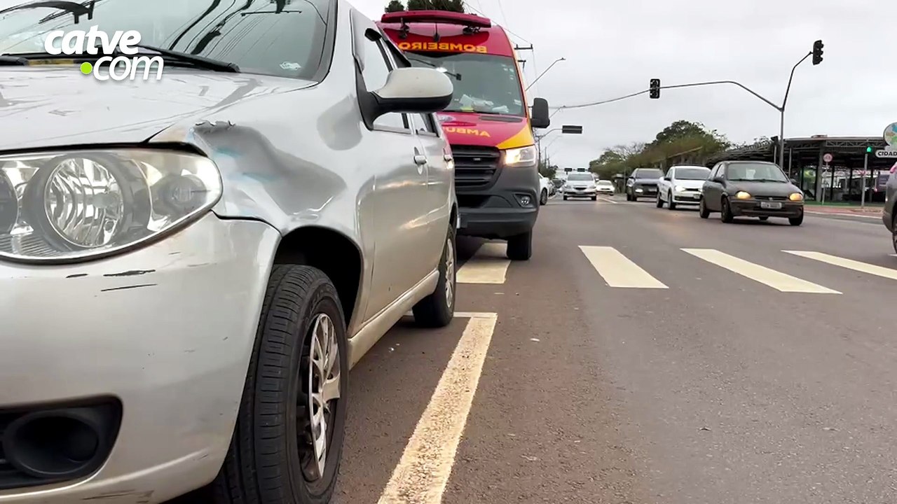 Motorista muda de faixa na Avenida Brasil e atinge motociclista