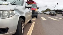 Motorista muda de faixa na Avenida Brasil e atinge motociclista