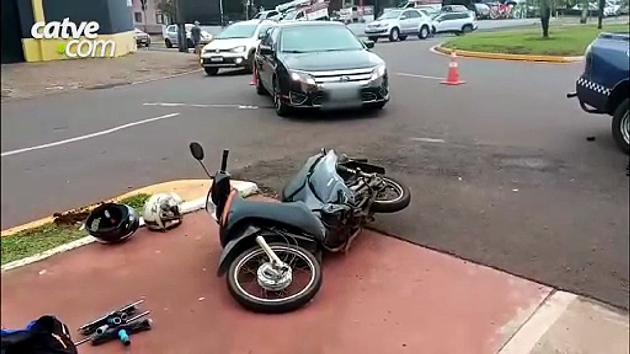 Motociclista fica ferido em batida com carro na rotatória da Avenida Parigot de Souza em Toledo