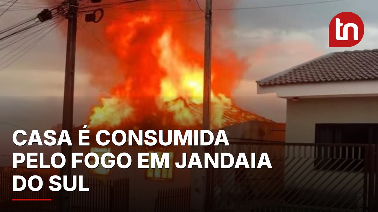 Casa é consumida pelo fogo em Jandaia do Sul; vídeos flagram destruição