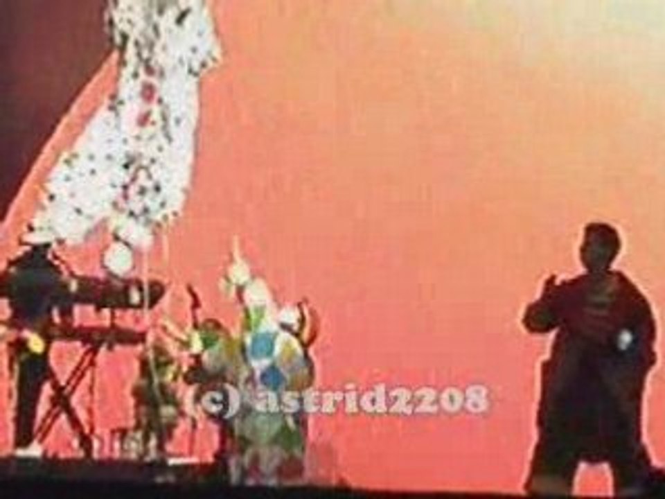 04.07.08 - Mika @ Parc des Princes, Introduction + Relax