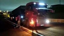 Caminhão com pane mecânica está sobre a pista da PRc-467 e exige atenção dos motoristas