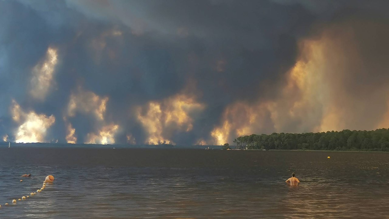 Van más de 160.000 evacuados por incendios fuera de control que amenazan a España y Francia