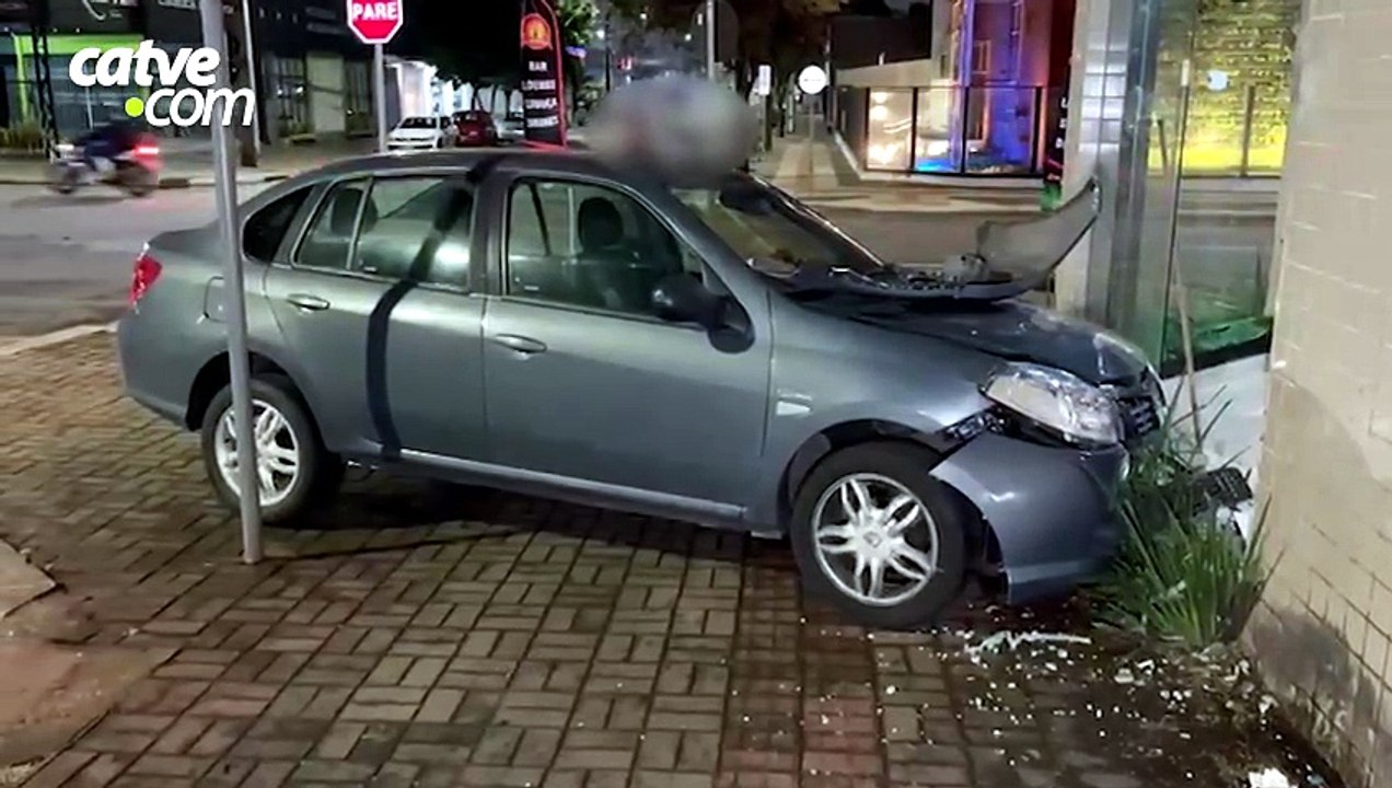 Carro invade fachada de loja após batida com moto no Centro de Cascavel