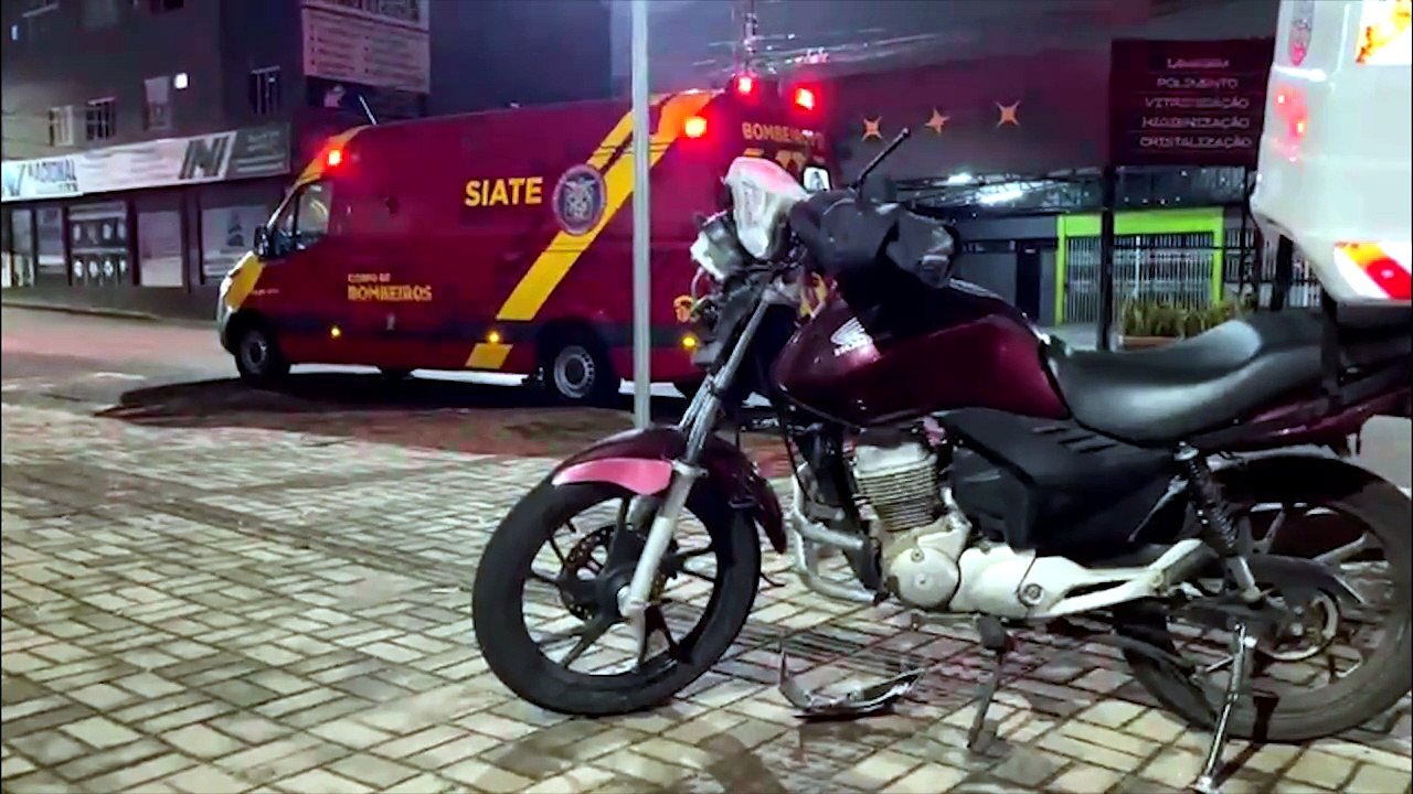 Renault Symbol invade loja após colisão com motociclista