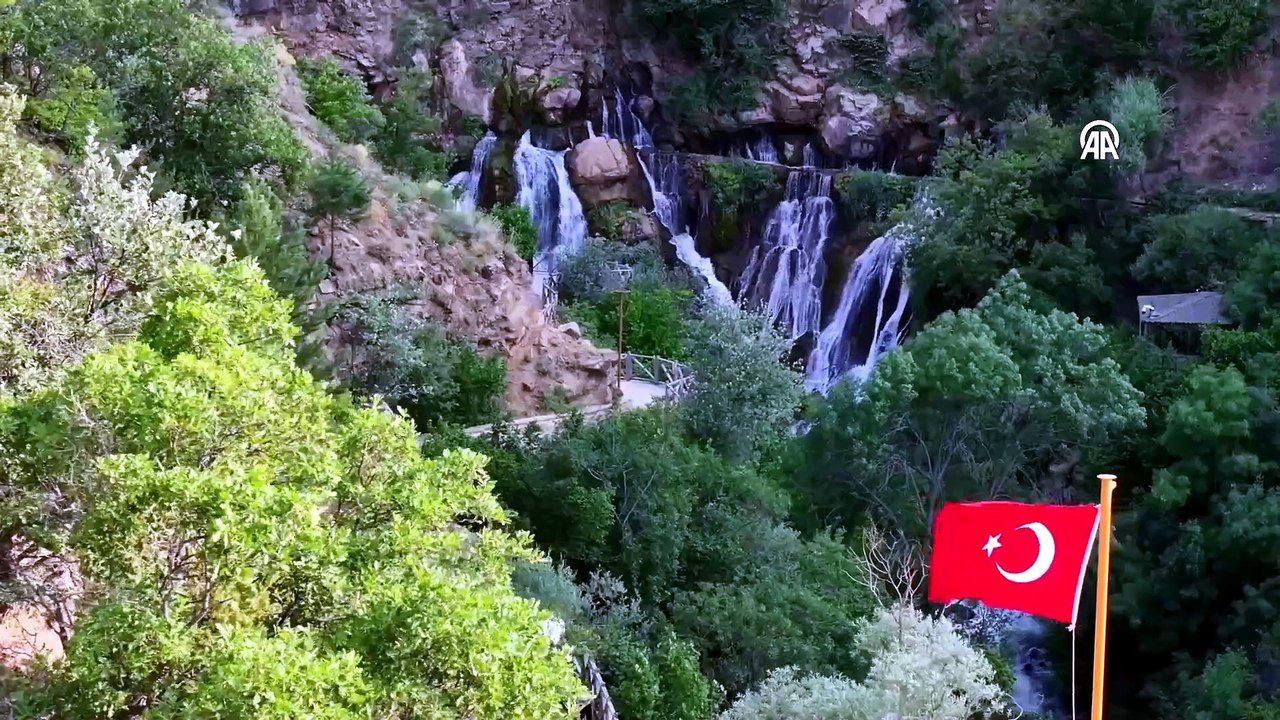 40 kaynaktan doğan Tomara Şelalesi yazın gözdesi oldu
