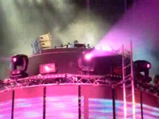 Tiesto monte sur la plateforme (entrée Unighted)