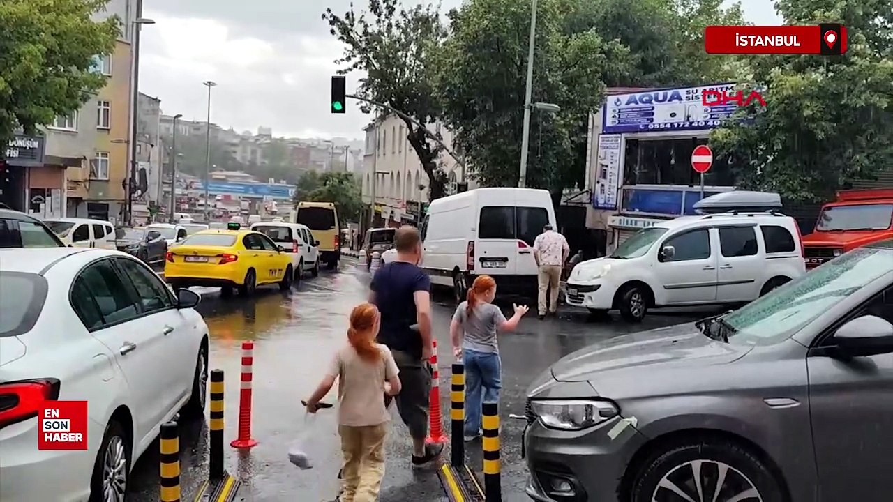 İstanbul’da sağanak etkili oldu yollar göle döndü