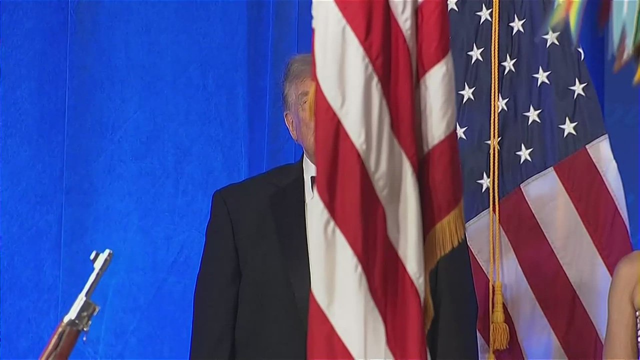 Trump’s U.S. anthem moment at the WHITE HOUSE CORRESPONDENTS’ DINNER