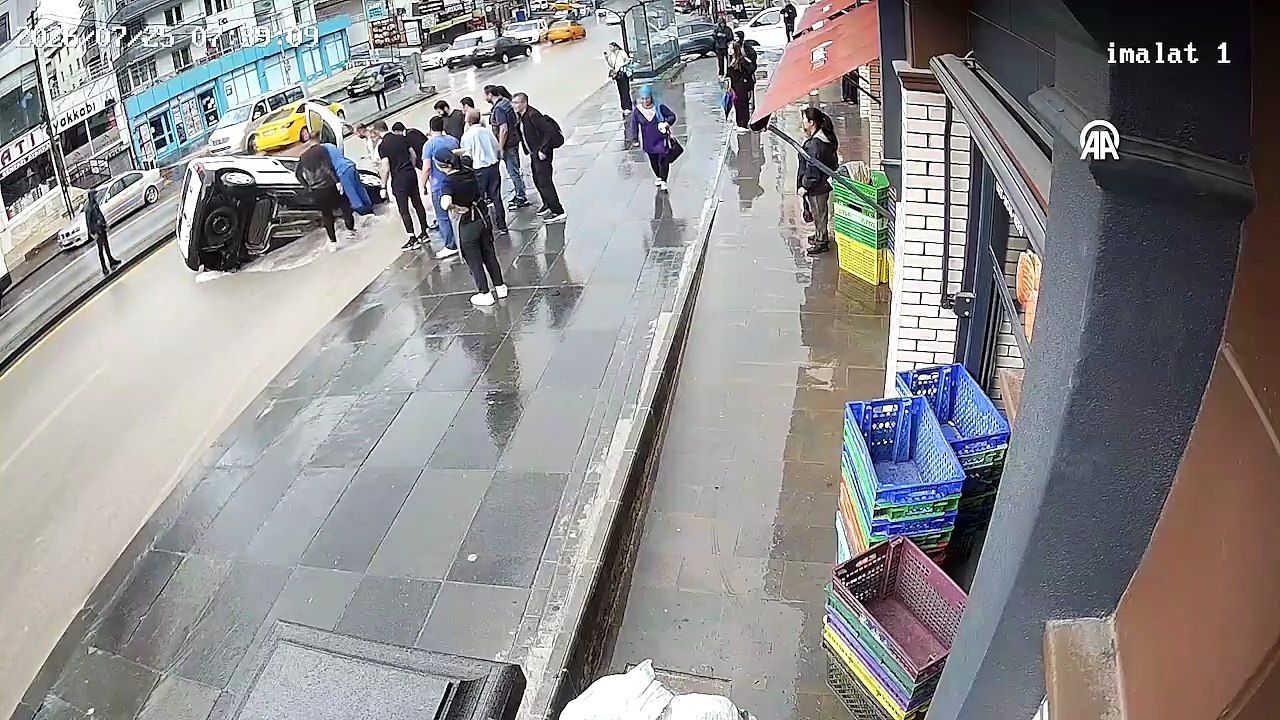 Ankara’da sağanak yolu çökertti, seyir halindeki otomobil içine düştü