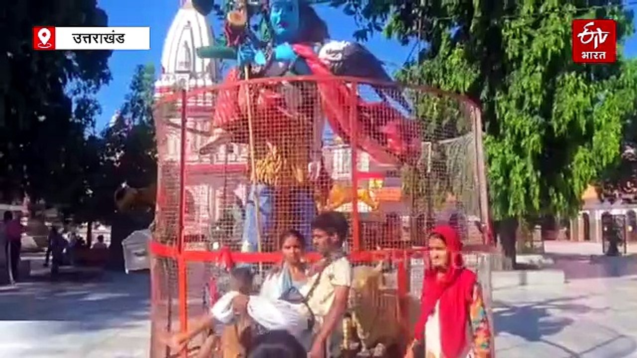 दिव्यांग पति को कंधों पर बैठाकर हरिद्वार पहुंची पत्नी, कांवड़ मेले में दिखी प्रेम और आस्था की अनोखी मिसाल